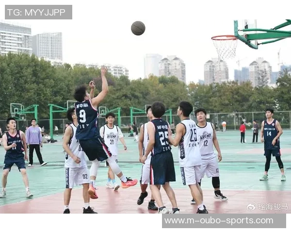 校园篮球赛激情四溢学生们展现团队精神与个人风采的精彩瞬间 校园篮球赛激情四溢学生们展现团队精神与个人风采的精彩瞬间