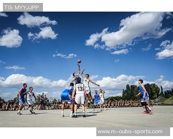 篮球场面层的魅力与战术解析探讨运动员表现与团队协作的关键因素 篮球场面层的魅力与战术解析探讨运动员表现与团队协作的关键因素